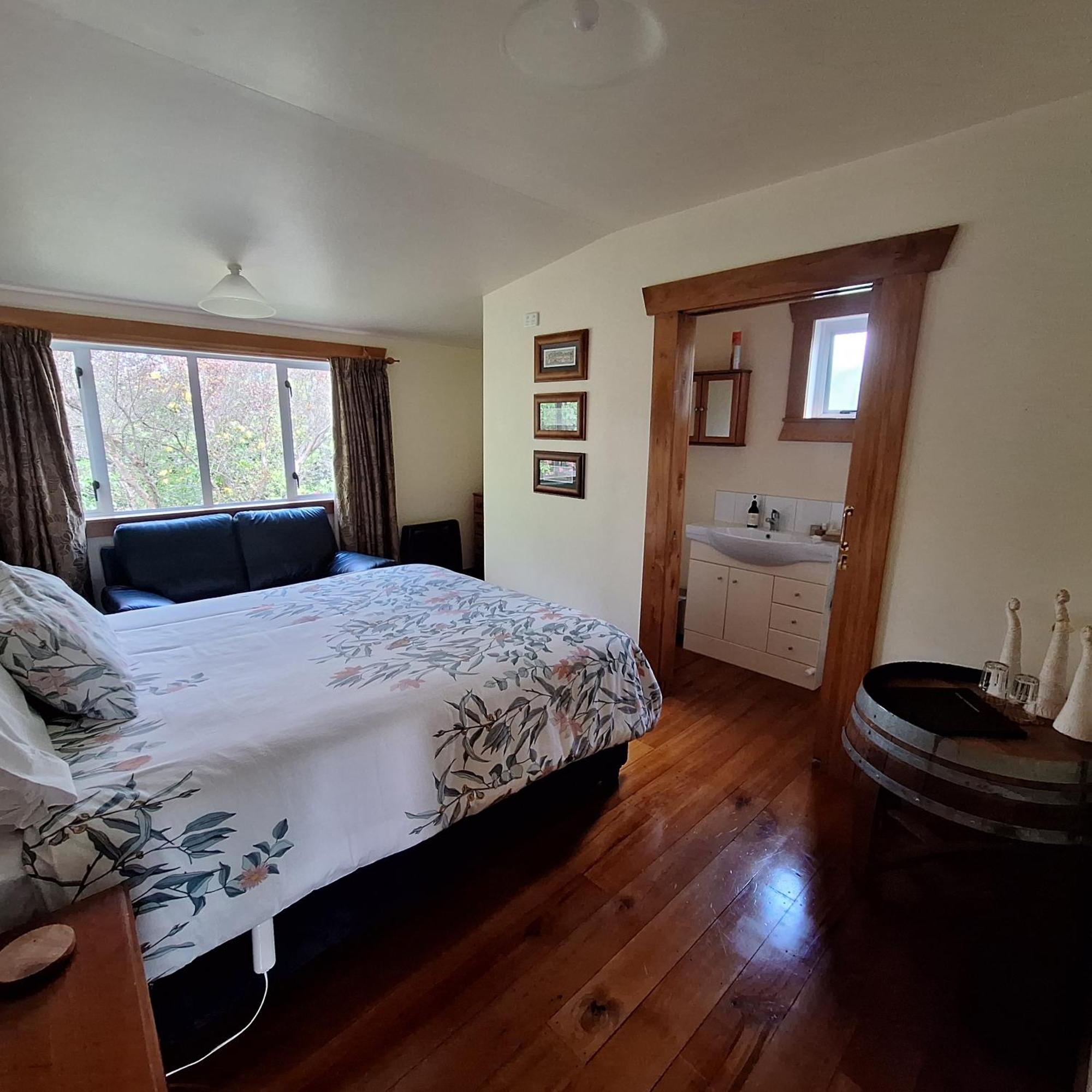 Olde Mill House B&B & Bike2Wine Cycle Hire Renwick Екстериор снимка